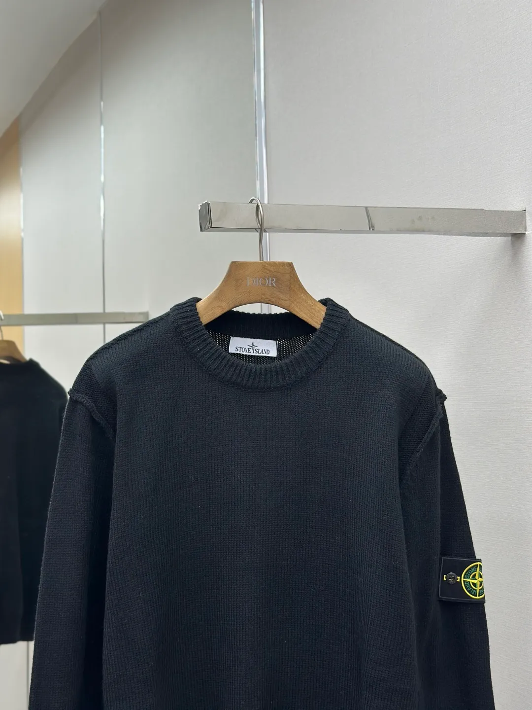 P420 Stonelsland Stone Island arm embroidered logo sweater Fabric: 30% wool, 50% cotton, 20% spandex.  Accessories: The arm embroidery logo is made of double-layer soft leather, with embroidery logo technology on the surface and embellishment with the brand logo. Comes with laser engraved metal buttons.  Process: garment washing-fixing color-fixing pattern-removing wool impurities.  This style is woven with a 7-needle imported machine, with knitted threads on the neck and hem, and embroidered logos on the arms to present the brand vision.  Accessories: Customized 1:1 washed trademark Accessories: Customized 1:1 embroidery label Accessories: Customized 1:1 lettering buttons Craftsmanship: S-M-L-XL Color: Black-Grey